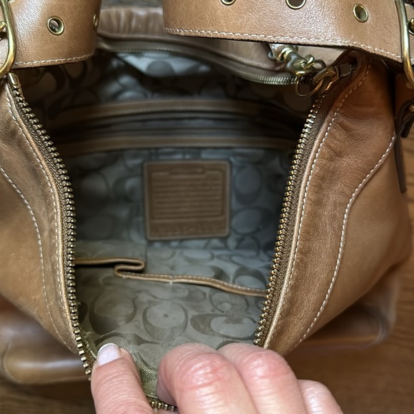 Camel colored leather Coach bag. Can be worn as crossbody or shoulder bag. - Picture 3 of 4